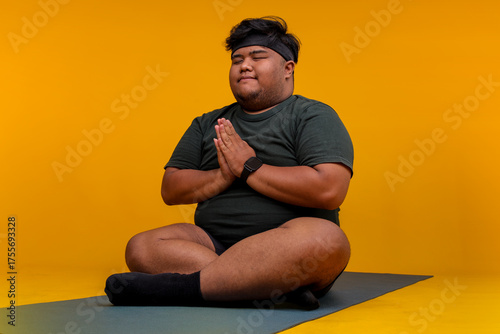 Quadro su tela Overweight Man Finding Inner Peace Through Meditation and Mindfulness Practice o