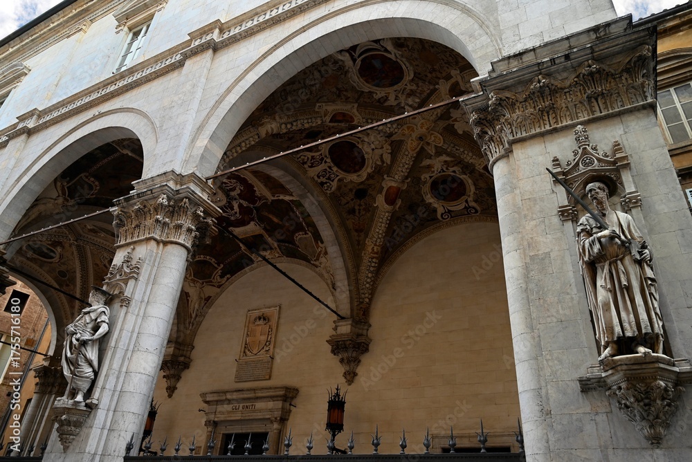 Obraz premium Détail architectural de la Loggia du commerce de la ville de Sienne