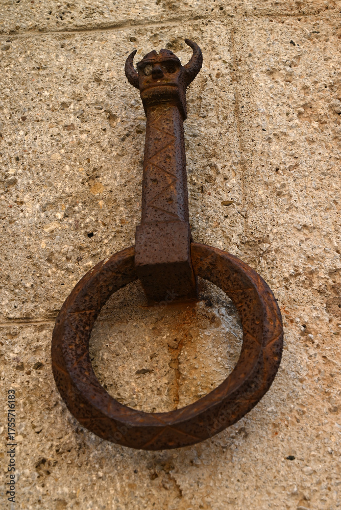 Obraz premium Anneau médiéval en fer pour attacher les chevaux dans une rue de Sienne