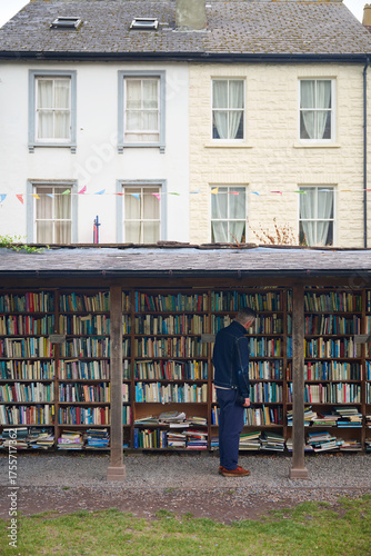 Fotografie Man browsing books in a used book market