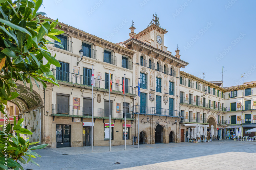 Naklejka premium Plaza de los Fueros (Fueros Square) with Town Hall and Arcades, Tudela, Spain
