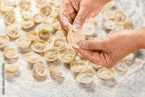 Foto Tortellini ravioli on table with flour