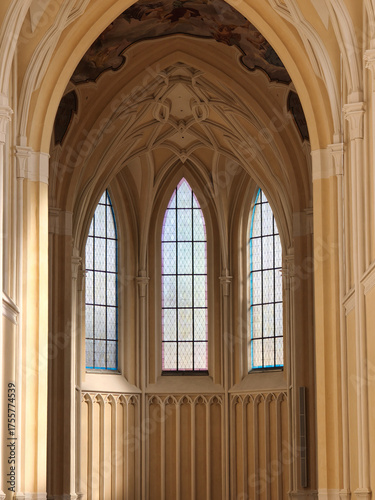 Gotische Kirchenfenster und Gewölbe