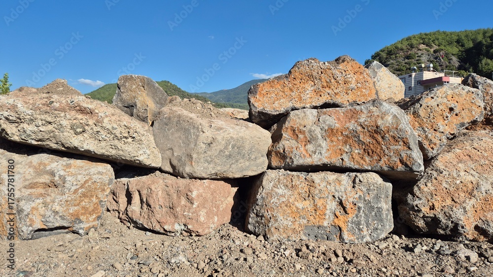 Foto large stones forming a rustic retaining wall