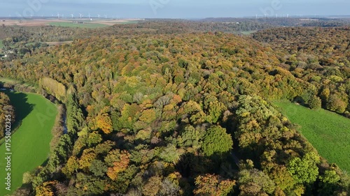 Vue aérienne panoramique près du village de Colmey, en Meurthe et Moselle. Paysage rural et forêts au début de l'automne en Lorraine.