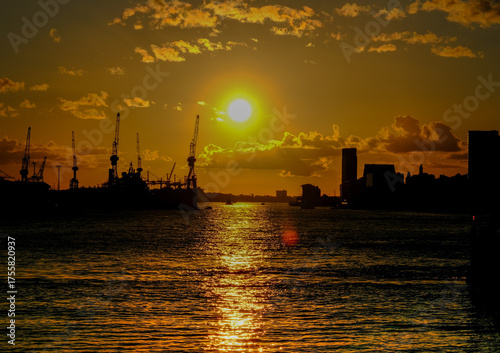 Sonnenuntergang im Hafen