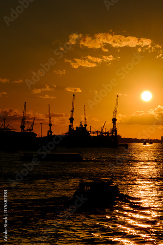 Sonnenuntergang im Hafen