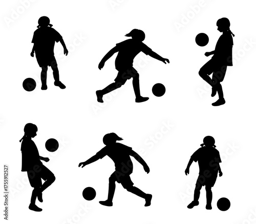 シルエット　サッカーをする女の子たち
