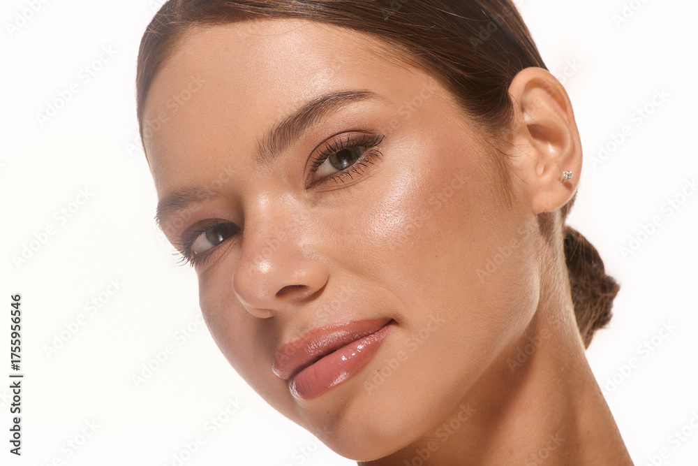 Obraz premium A stunning portrait showcases natural beauty with soft makeup on a white backdrop