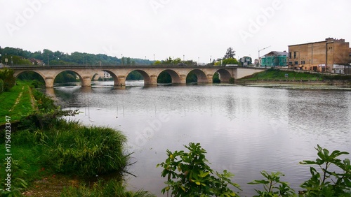 Village de Le Blanc pont sur la rivière Creuse dans l'Indre région Centre-Val de Loire France Europe