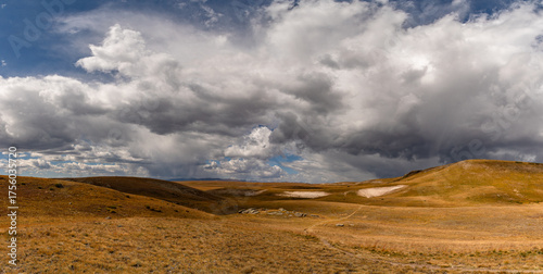 Fotografie The shared Continental Divide and Colorado Trail snakes its way across the tundra expanse of Snow Mesa as storm clouds form above in this scenic panorama
