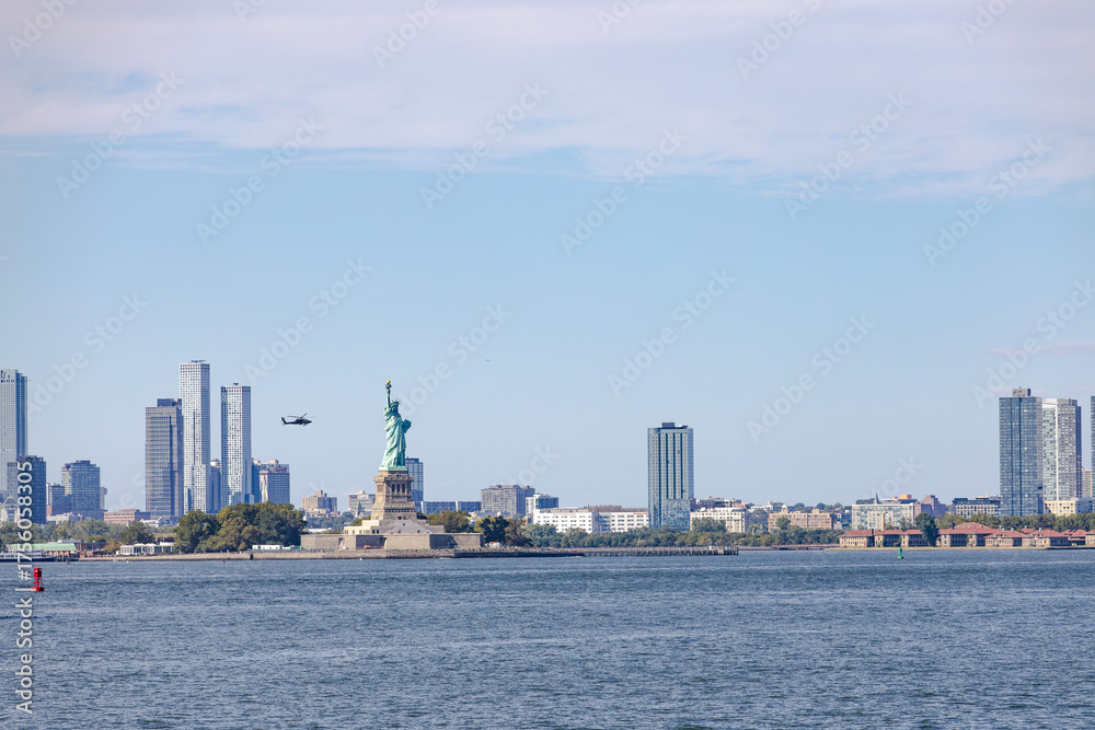 Fototapeta premium The Statue of Liberty in Hudson Bay, New York.