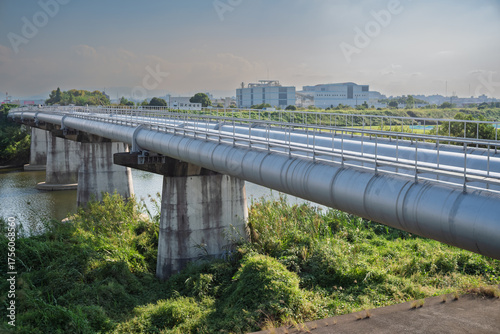 左側から見た川を渡る水管橋・水道橋