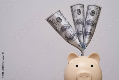 Foto Piggy bank with US dollar bills popping out symbolizes wealth growth, smart savings, successful investment returns, financial freedom, and money-making concepts