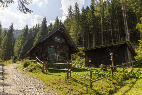 Kleines Haus in den Alpen