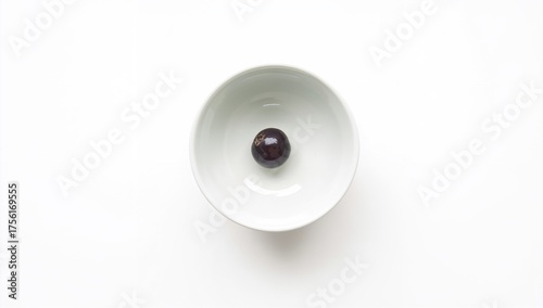 Ripe black currants in a bo...
