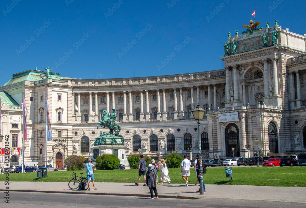 Obraz premium Hofburg Palace in Vienna, Austria, viewed from the Heldenplatz