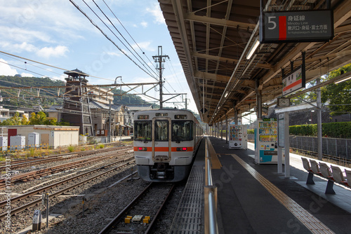 甲府駅に停車する身延線の電車