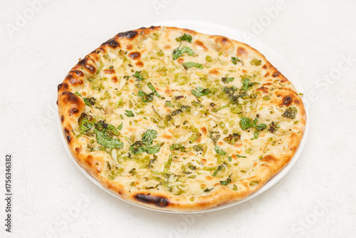 Fotografie Garlic naan indien – pain indien traditionnel à l’ail, spécialité traditionnelle