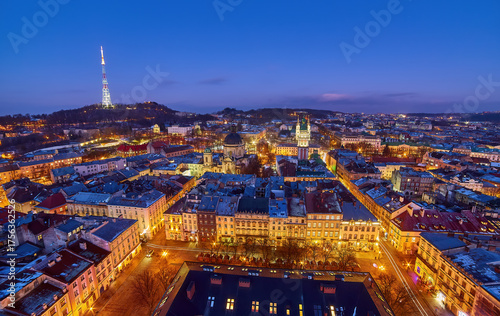 Schilderij op canvas Breathtaking aerial view of Lviv's historic Old Town, Ukraine at twilight