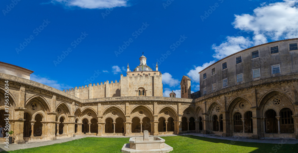 Fototapeta premium A panoramic view of a sunlit courtyard with a central fountain