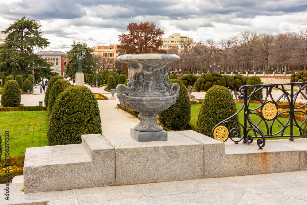 Obraz premium Decoration vase in Buen Retiro park, Madrid, Spain