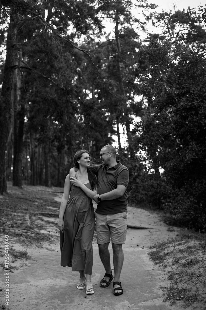 Fototapeta premium Moment Couple Walking in a Forest