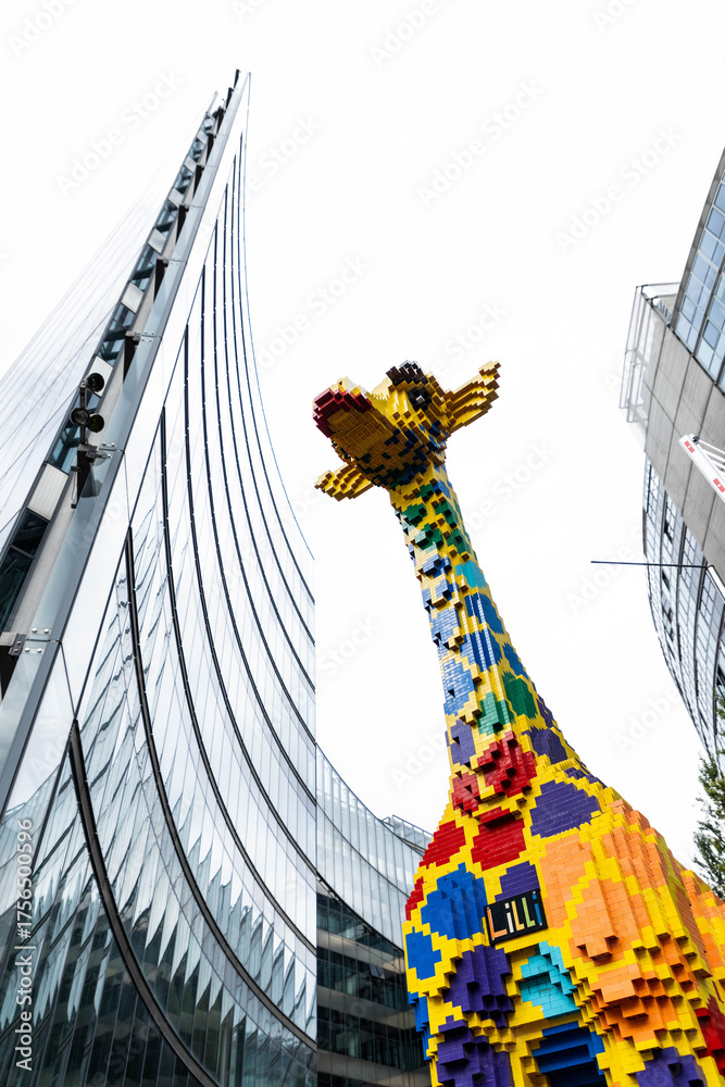 Naklejka premium Deutschland, Berlin: Lego Giraffe in der Nähe vom Lego Store in Berlin
