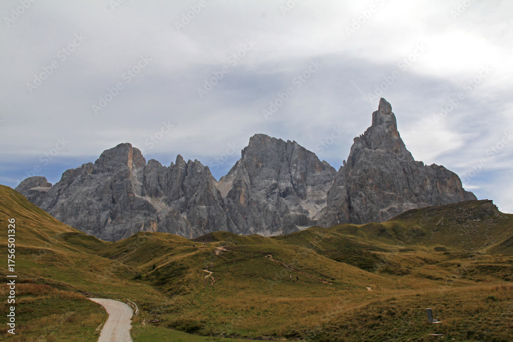 Fototapeta premium cielo velato dietro le Pale di San Martino