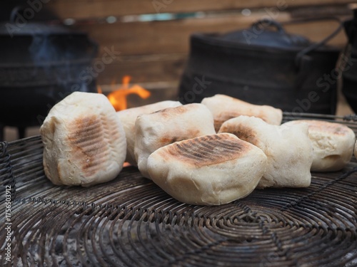 Roosterkoek auf offenem Feuer