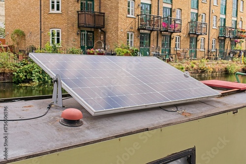 Foto Solar panel generating sustainable electricity on a narrowboat, showcasing green