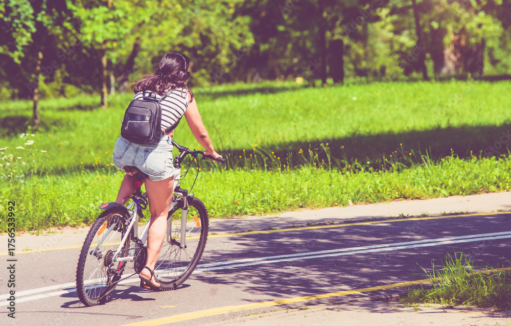 Obraz premium Cyclist ride on the bike path in the city Park 