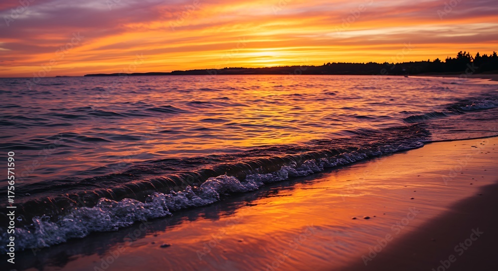 Obraz premium Sunset over the ocean beach scene