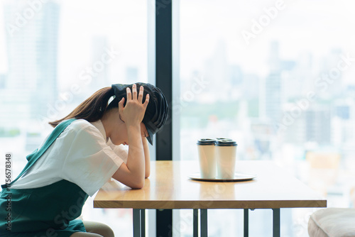 疲れた表情のカフェ店員　スタッフ　アルバイト