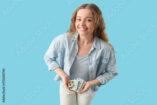 Young woman with vitamin B ...