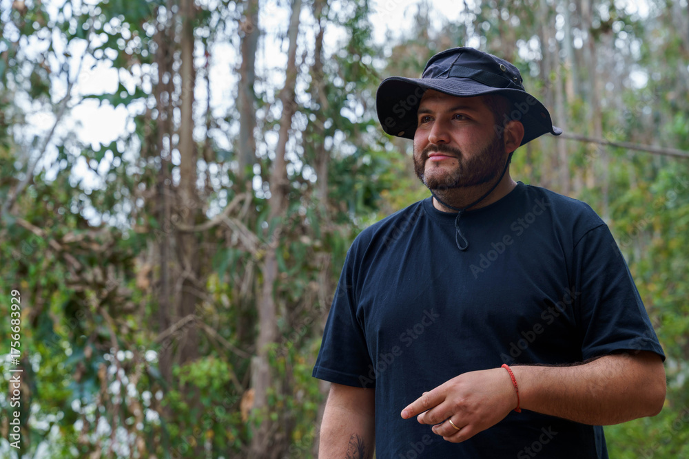Obraz premium Man wearing boonie hat exploring nature outdoor
