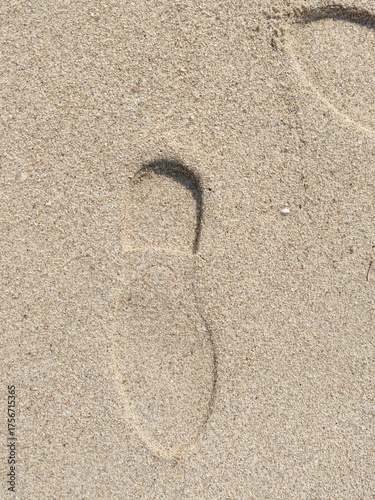 Obraz na plátne Footsteps and shoe prints on sandy ground