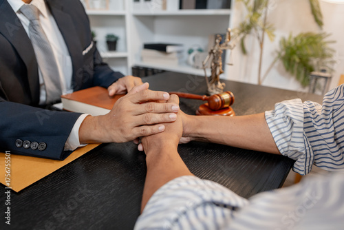 Foto A professional lawyer discussing legal matters with a client in an office, providing legal advice and document review services, symbolizing justice, trust, and professional consultation