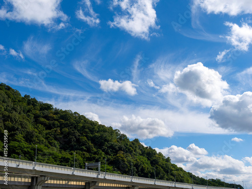 Wallpaper Mural 山の麓を走る高速道路と秋の空 Torontodigital.ca