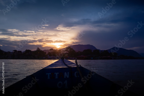 un atardecer en la selva peruana , junin pichanaki navegando en un bote por el rio