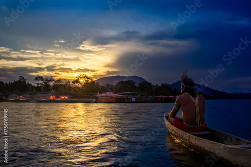 un atardecer en la selva peruana , junin pichanaki navegando en un bote por el rio