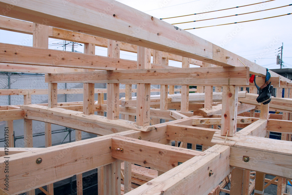 Obraz premium 建築現場に設置された新築一戸建ての工事現場