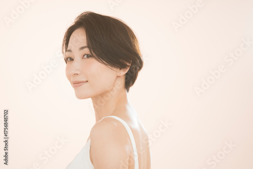 ミドル世代の日本人女性のビューティーポートレート。