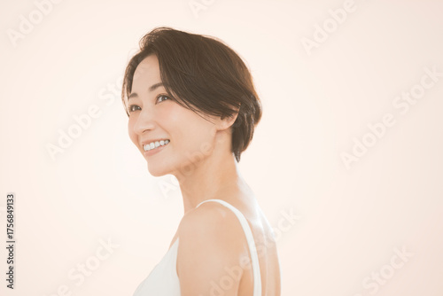 ミドル世代の日本人女性のビューティーポートレート。