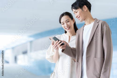 デート中にスマホを見る若いカップル