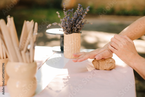 Tableau sur toile Clay preparation in pottery