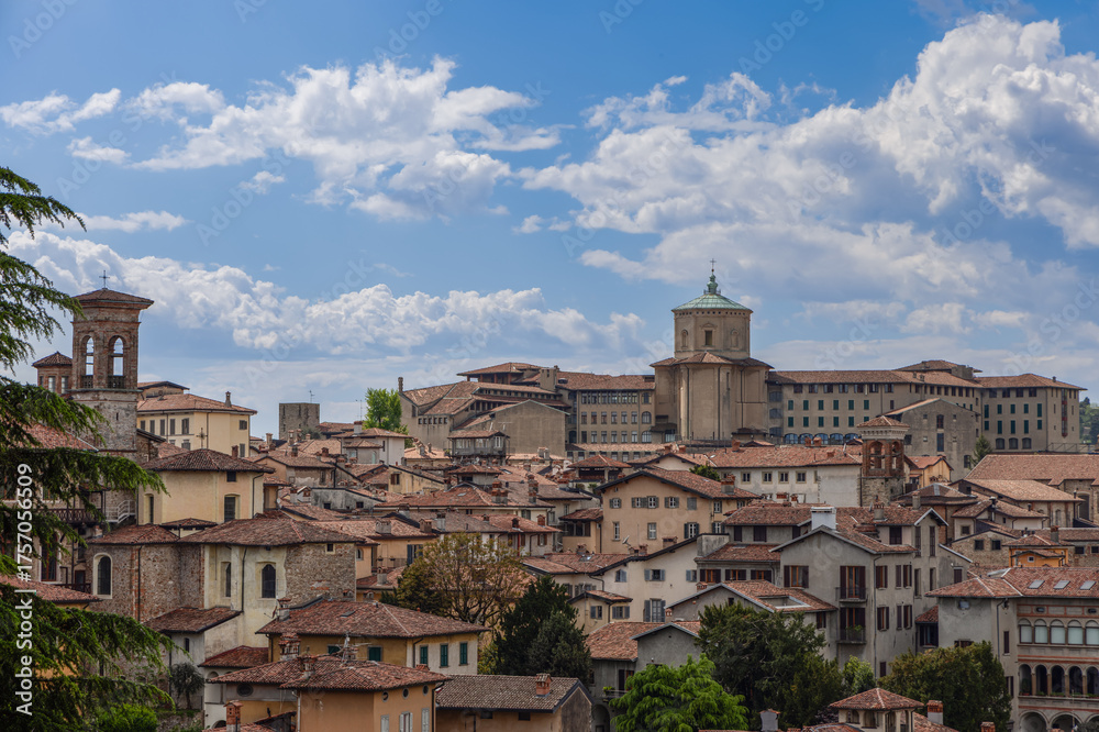 Obraz premium Central panorama of Citta Alta in Bergamo displays tiled roofs, bell towers, and dome of Seminario Vescovile Giovanni XXIII, surrounded by layered medieval architecture