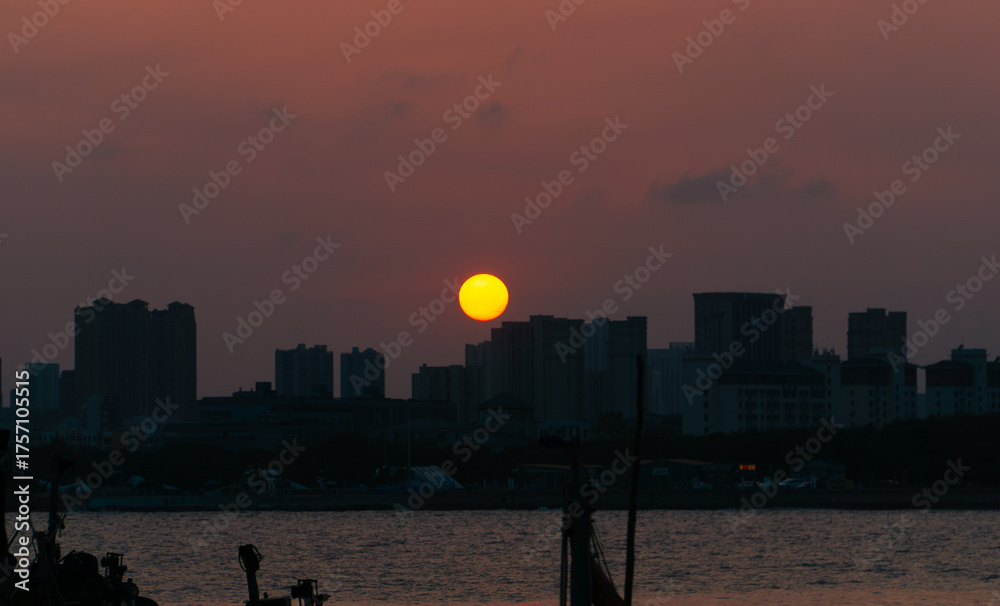 Obraz premium sunset over the city