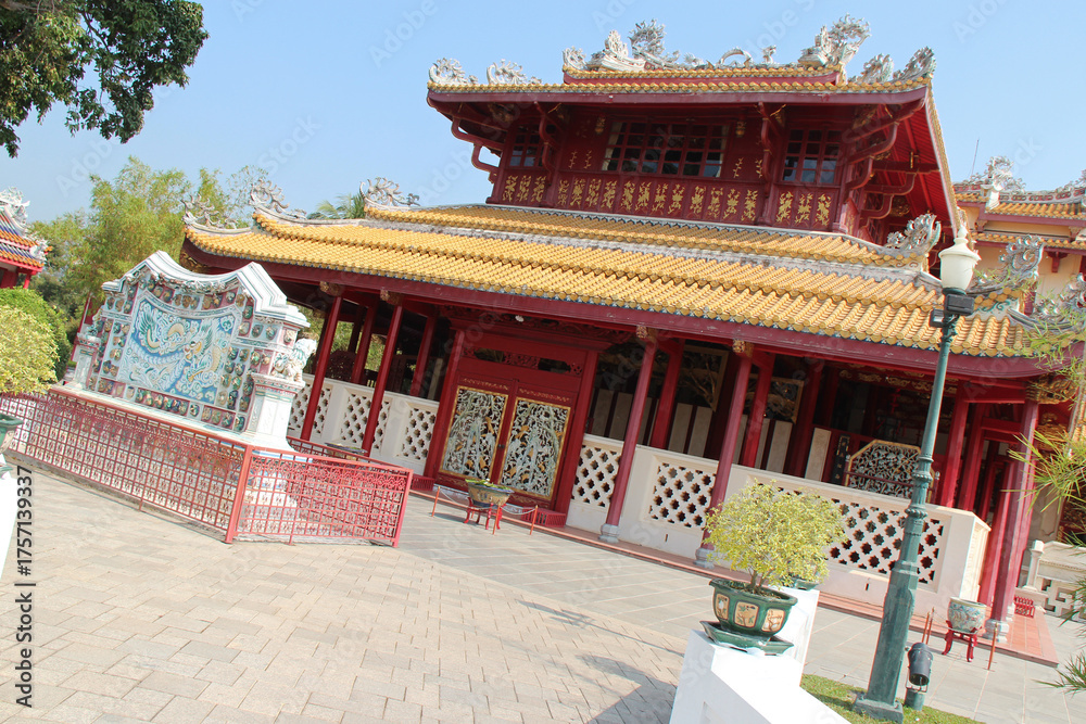 Obraz premium hall (wehat chamrun) at the royal palace of bang pa-in in thailand 