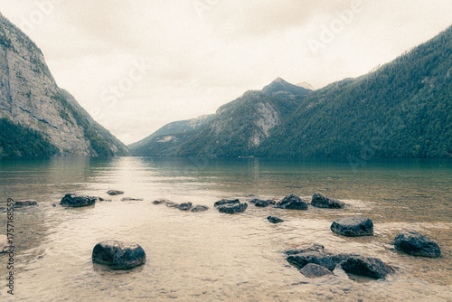 Fotografía dreamy lake high in the mountains